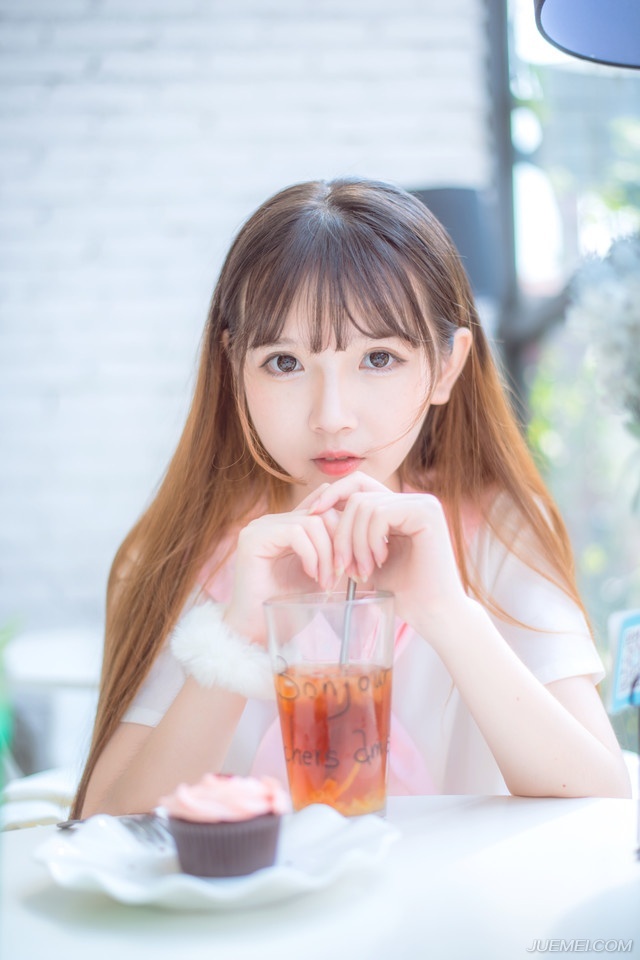 “蠢女人！”看着两女离去的背影，吕布摇了摇头，他哪看不出来，小乔对于周瑜的死虽然难过，但并没有那种死去活来的程度，毕竟时间可以冲淡一切，对周瑜如是，对小乔同样也如是，但哪怕这样，也不该在自己面前表现出来，不过小乔如果哪天长大了，没这份蠢劲了，那还真有点不习惯，相比起来，吕布还是比较喜欢看这一根筋的丫头刚刚挺起来那点劲儿被自己按下去的表情。